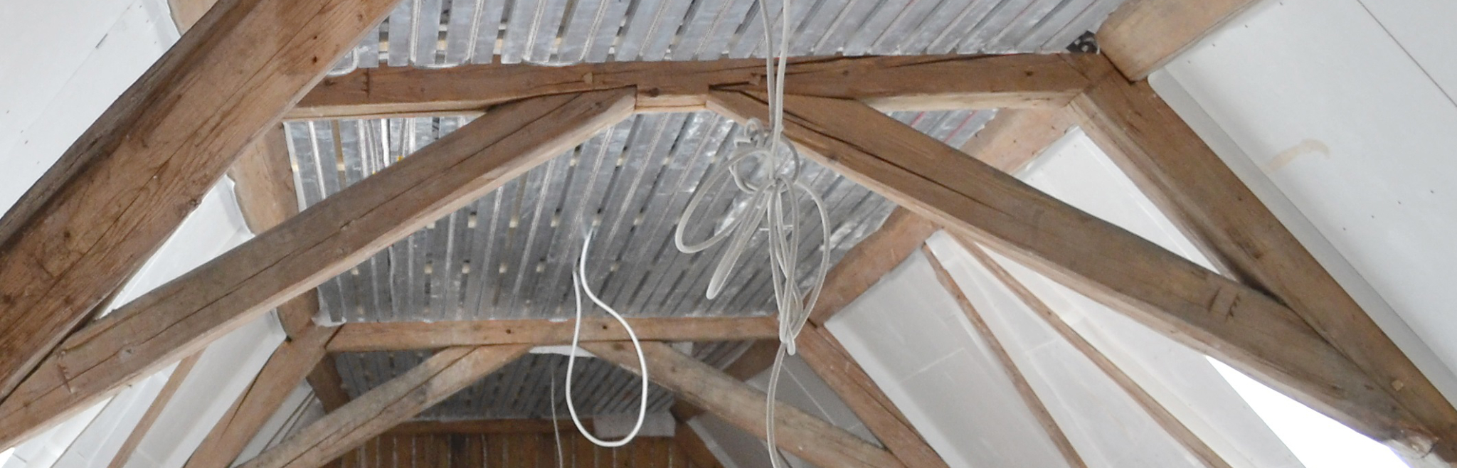 Montage der Klimadecke im Dachgeschoss mit Balkendecke